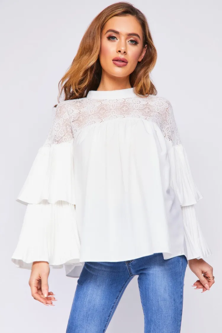 Blouse blanche à manches longues et volants plissés