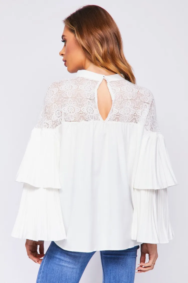 Blouse blanche à manches longues et volants plissés