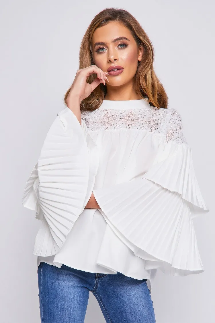 Blouse blanche à manches longues et volants plissés