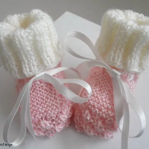 Bonnet et chaussons 3 mois, ensemble tricoté main en laine écrue et rose, tricot bb fille, calinou sur commande