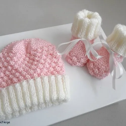 Bonnet et chaussons 3 mois, ensemble tricoté main en laine écrue et rose, tricot bb fille, calinou sur commande