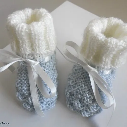 Bonnet et chaussons 6 mois, ensemble tricoté main en laine écrue et bleu azur, tricot bb fille, calinou sur commande