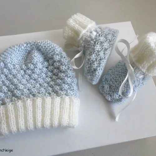 Bonnet et chaussons 6 mois, ensemble tricoté main en laine écrue et bleu azur, tricot bb fille, calinou sur commande