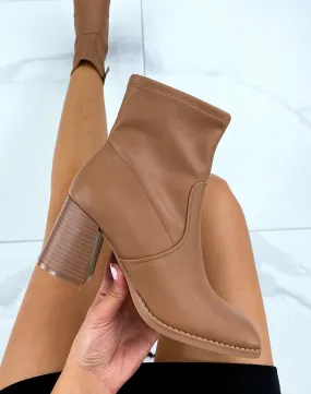 Bottines camel à talon effet chaussette en similicuir