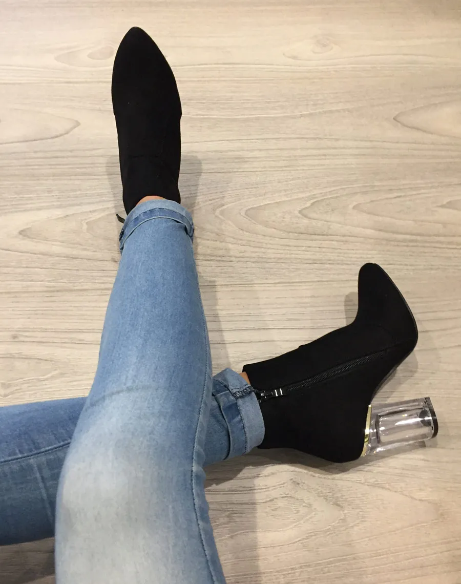 Bottines noires en suédine à talon transparent