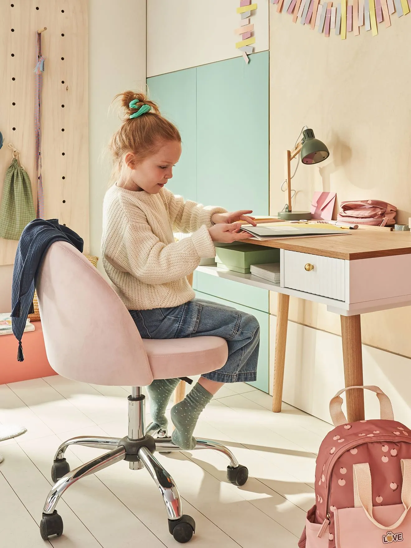 Chaise de bureau à roulettes enfant en velours rose poudré - Vertbaudet