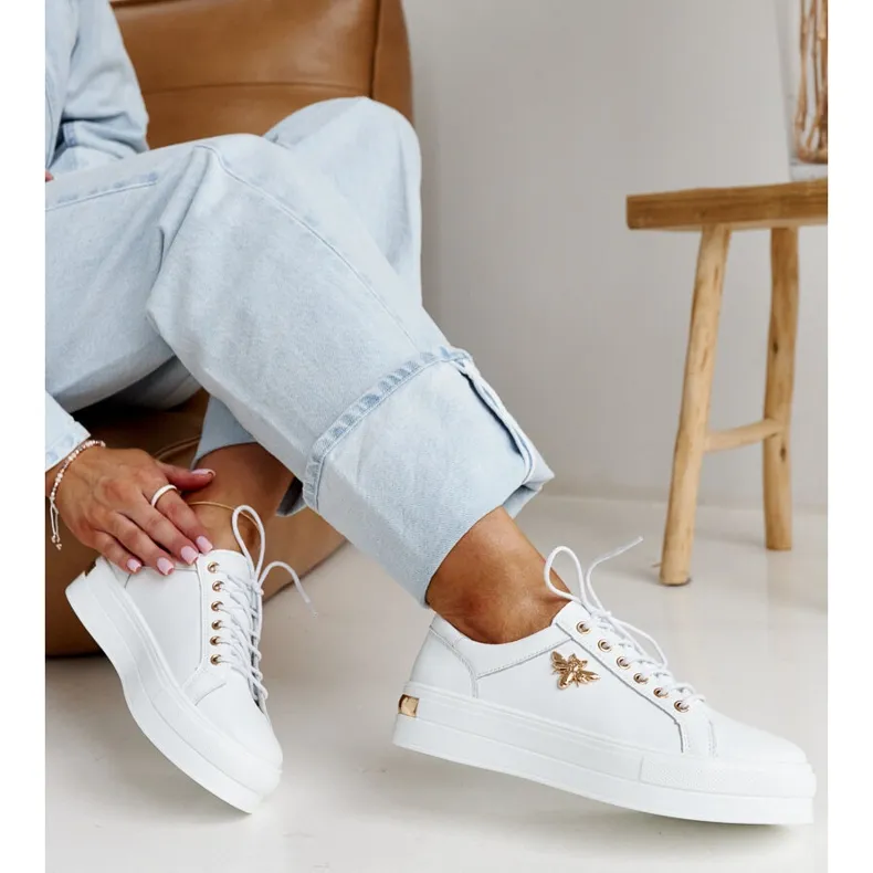 Chaussures en cuir blanc avec boucle décorative blanche