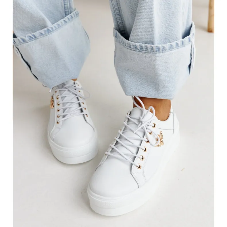 Chaussures en cuir blanc avec boucle décorative blanche