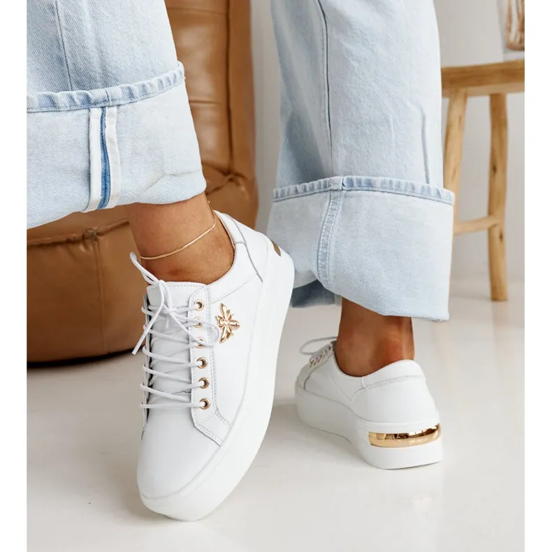 Chaussures en cuir blanc avec boucle décorative blanche