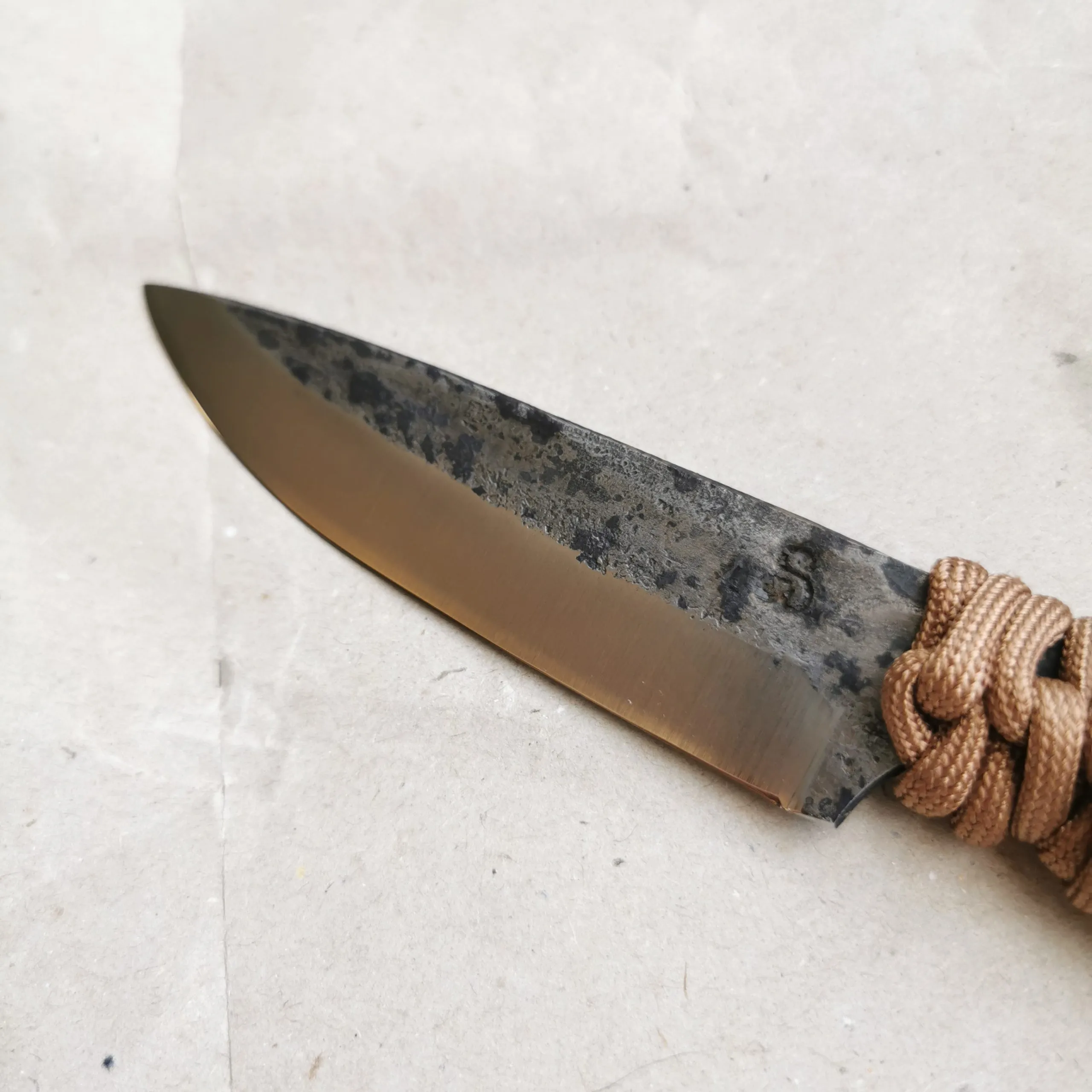 L'Officiel de Mest 143, couteau paracordé doré 