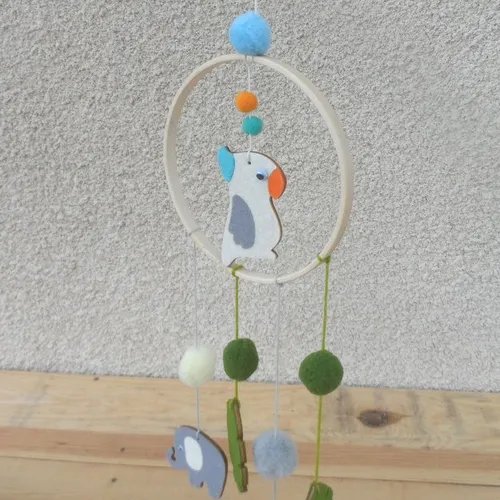N°19 petit mobile  3 animaux  1 perroquet et 2 éléphants feuilles pompons n°2