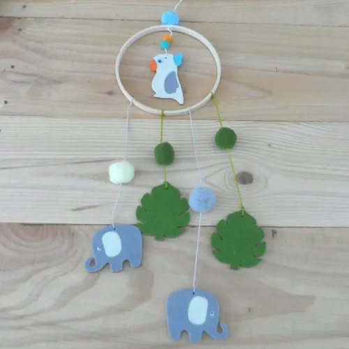 N°19 petit mobile  3 animaux  1 perroquet et 2 éléphants feuilles pompons n°2