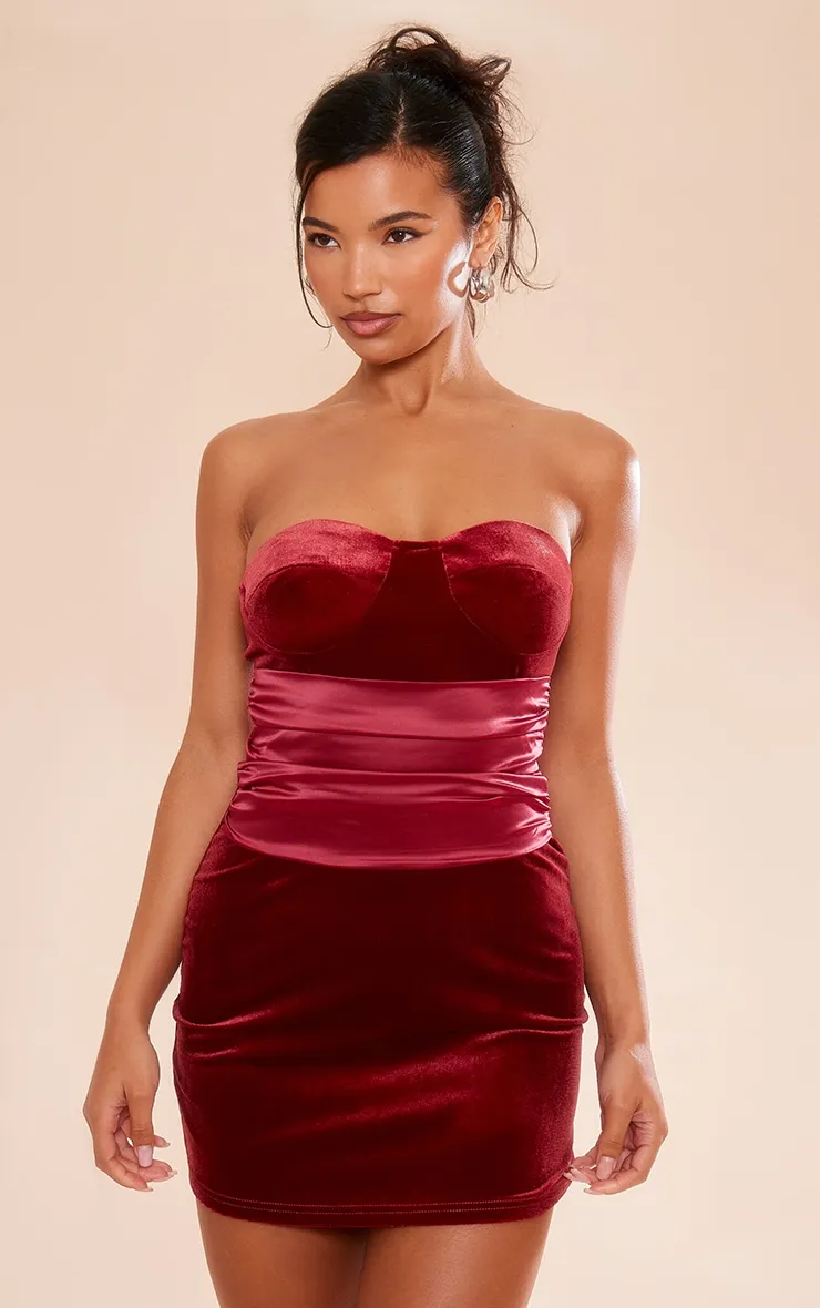 Robe droite bustier en velours rouge cerise à détail satiné