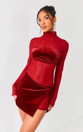 Robe moulante en mesh rouge cerise à parties en velours et manches longues