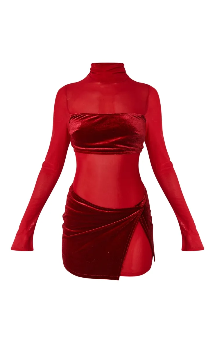 Robe moulante en mesh rouge cerise à parties en velours et manches longues