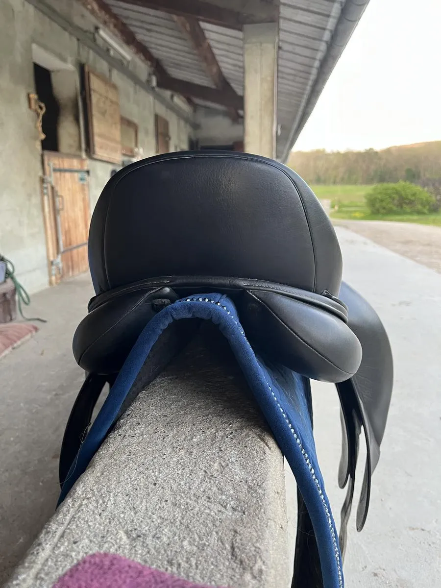 Selle de dressage Ikonic 17pouces