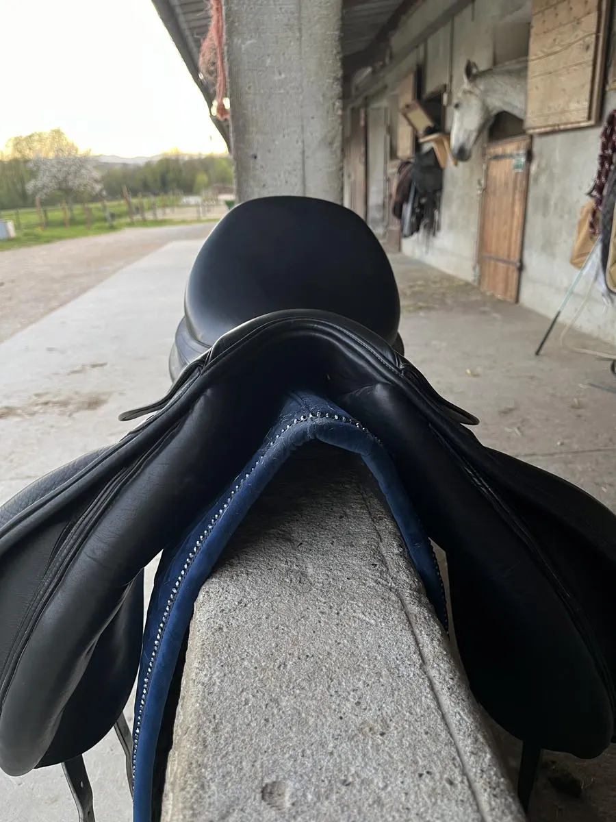 Selle de dressage Ikonic 17pouces