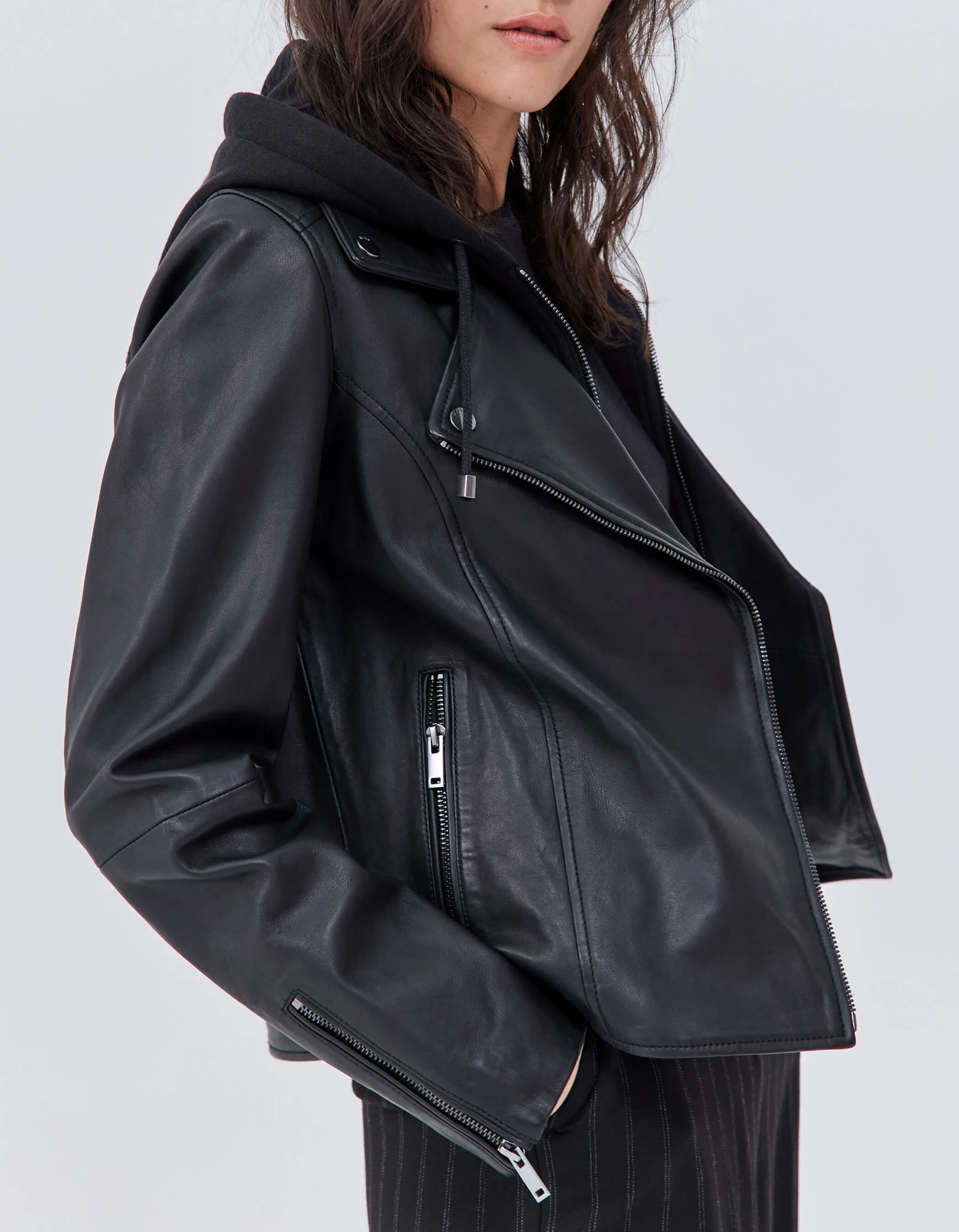 Veste en cuir noir esprit motard dos clouté Femme