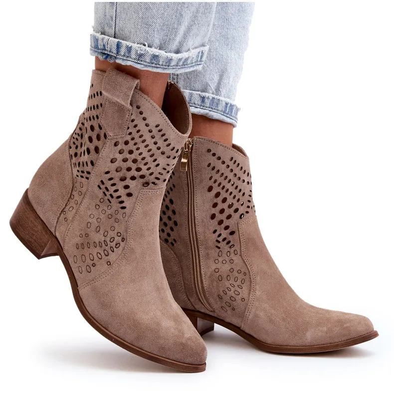 Zazoo 3305 Bottines cowboy ajourées à talon bas pour femme en daim Cappucino beige