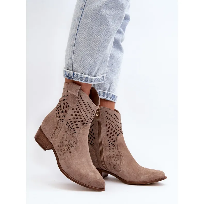 Zazoo 3305 Bottines cowboy ajourées à talon bas pour femme en daim Cappucino beige