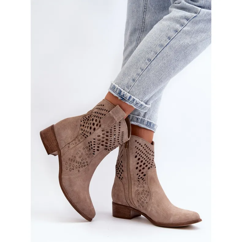 Zazoo 3305 Bottines cowboy ajourées à talon bas pour femme en daim Cappucino beige