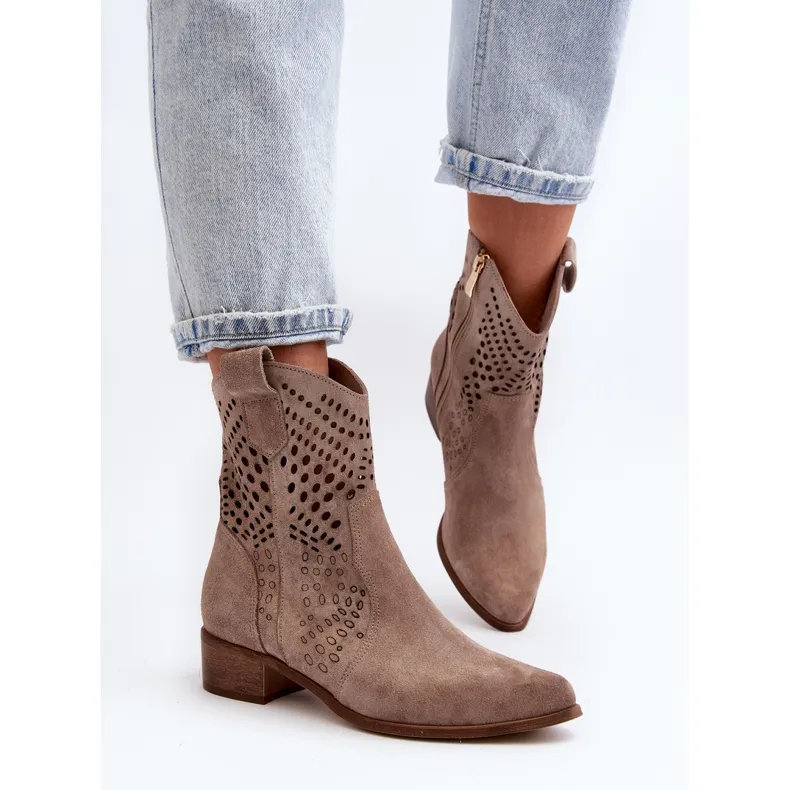 Zazoo 3305 Bottines cowboy ajourées à talon bas pour femme en daim Cappucino beige