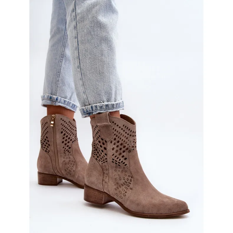 Zazoo 3305 Bottines cowboy ajourées à talon bas pour femme en daim Cappucino beige